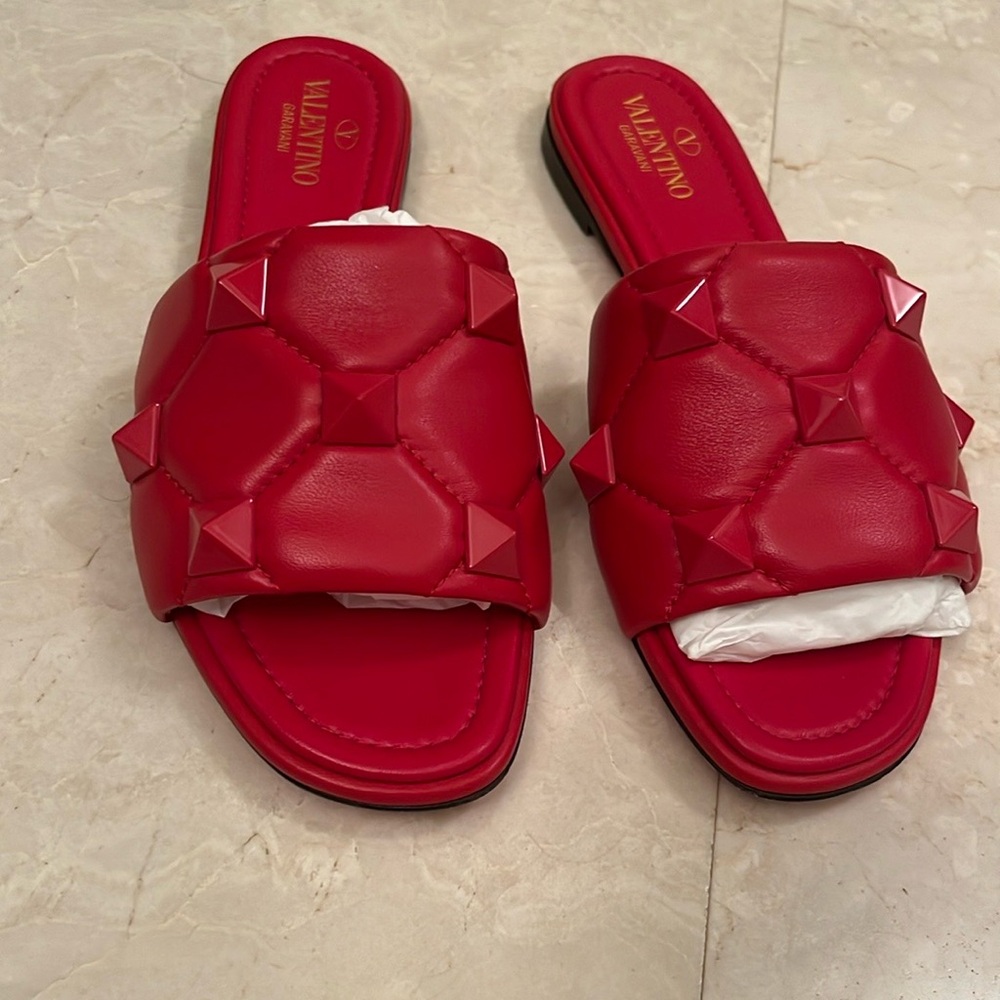 VALENTINO. Rockstud Red flat Sandals. Size 37. Worn once